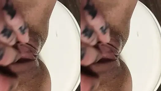 Dyke Darla çaresiz yarak düşkünü lezbiyen amcığını ovuyor ve tokatlıyor + büyük şişman ftm fakeboy klitoris