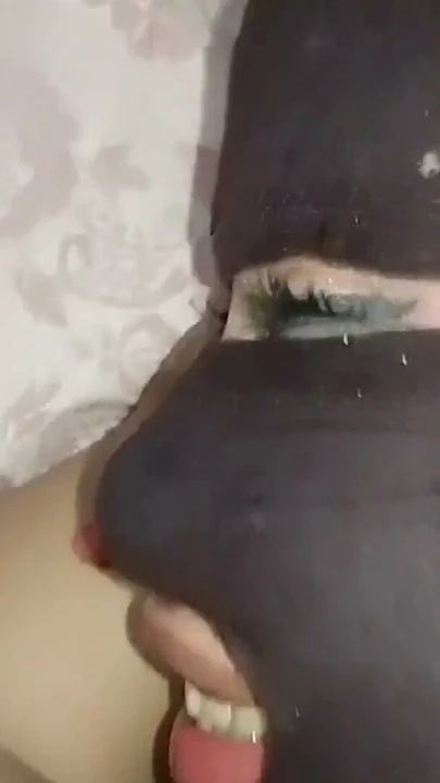 Sharmota amını sahibesine siktiren ve götü sert sikilen Mısırlı bir kadın | Klip 1
