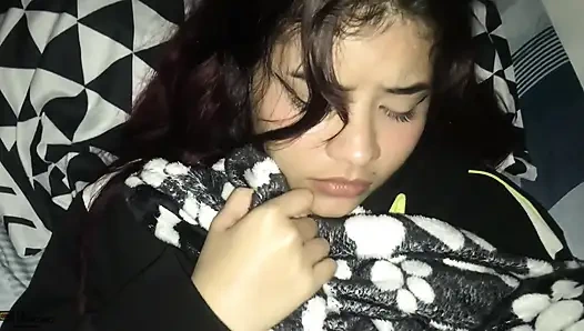 Azgın kısa saçlı genç kızla uzun ve lezzetli sikişiyor - İspanyolca porno