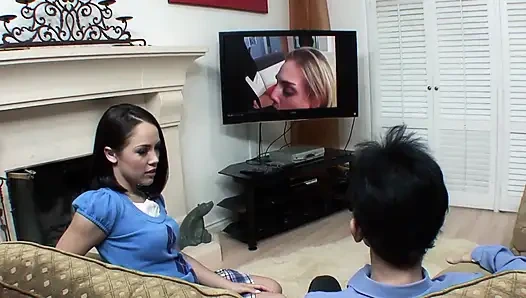 Sürtük üvey kız edepsizce konuşarak babasını baştan çıkarıyor