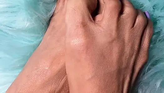 Melove sadece seksi küçük ayaklarını gösteriyor