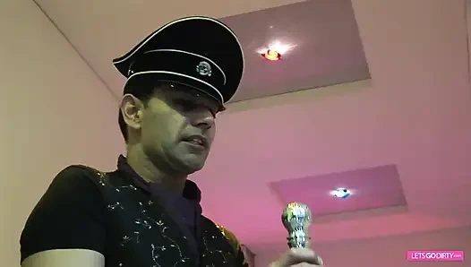 Complacido por un oficial