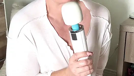 Büyük, yüksek sesle ve doğrudan konuya: büyük memeli orta yaşlı seksi kadının patlayıcı hitachi orgazmı