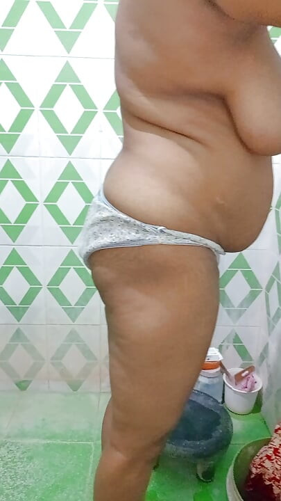 Azgın piu teyze banyo yapıyor