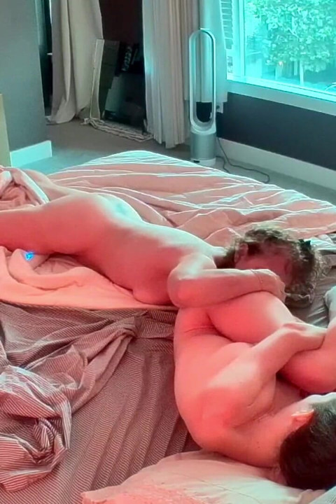Üvey anne ve üvey kız yatakta 69 yaşında eğleniyor