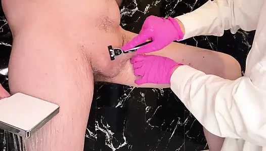 Hemşire müşterisini tıraş etti ve boşalmasına yardım etti