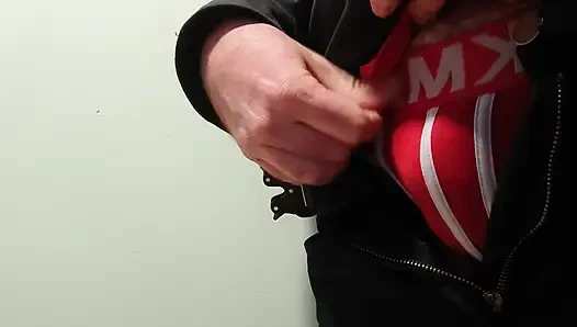 İş yerinde prezervatifle mastürbasyon ve boşalma.