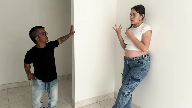 Я трахаю богатую беременную агента по недвижимости, чтобы она позволила мне сдавать свой дом, и я в конечном итоге вставляю мой огромный член в нее.