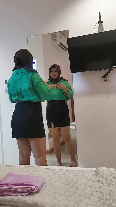 Kadın öğretmen birlikteydi, bu yüzden erkek arkadaşını bulmak için eve acele etti.