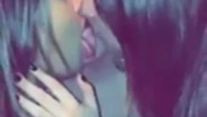 Lezbiyen üçlü öpücük