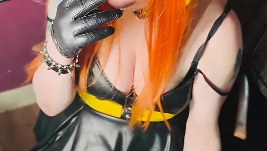 Kızıl saçlı Tina Snua deri elbise ve eldiven giyerek aynı anda 2 sigara içiyor