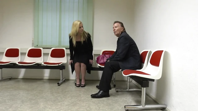 Güzel sarışın tren istasyonunun içinde büyük yarağı buluyor ve sikiyor