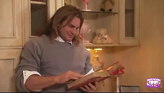 İki iyi görünümlü olgun insan ofiste harika bir eğlence yaşıyor