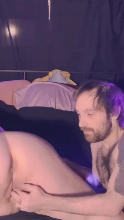 İri güzel orta yaşlı seksi kadın sıska genç twink'in dölünü sektiriyor | Klip 1