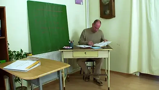 Ateşli yarağa aç sarışın sıkı ıslak amcığıyla ateşli sikişiyor