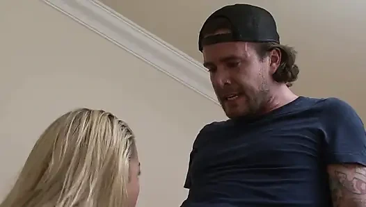 Sevimli üniversiteli genç kız büyük yaraklı adamdan sikiliyor