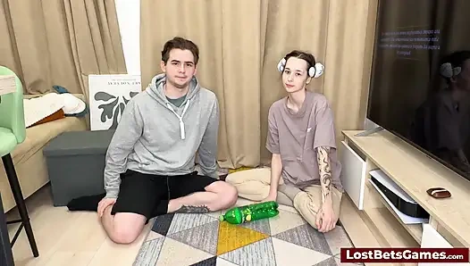 Striptiz Şişe spin oyunu tamamen çıplak olana kadar devam ediyor