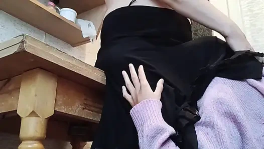 Erkek arkadaşım beni annesiyle yakaladı ama eteğinin altında olduğum için seks yaparken bizi görmedi