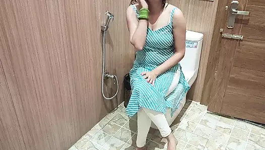 Hintli kız ateşli banyodan sonra hintçe işiyor