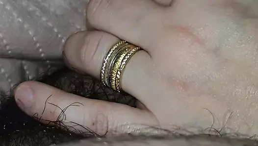 Üvey anne kocasının mastürbasyonunu üvey oğlunun yarağını gömdükten sonra