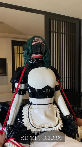 Затягиваю красную веревку на шее резиновой куклы