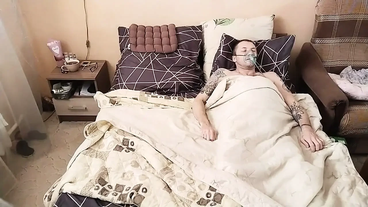 Doktor ereksiyonünü kontrol etmek ve analiz için sperm almak için hastaya geldi