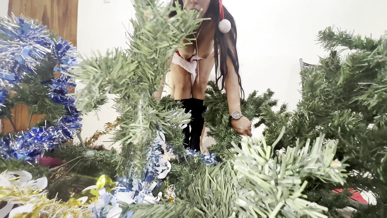 Sapık üvey baba Noel'i büyük götü ve büyük memeli üvey kızıyla kutluyor.