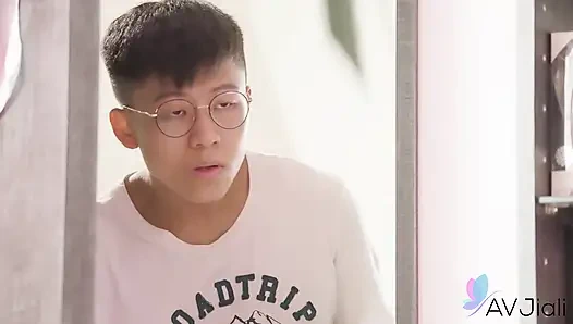 Sihirli oyun kontrolcü azgın inek ateşli üvey kız kardeş Li Zhiyan'ı sikiyor