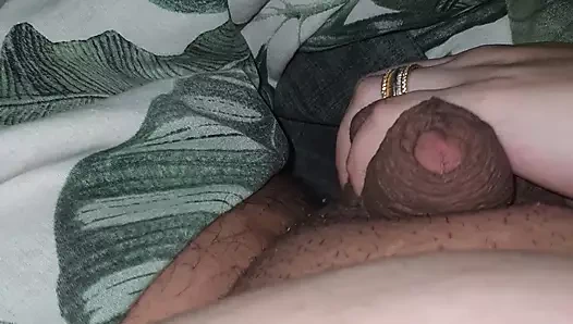 Üvey anne üvey oğlunun yarağına elle muamele çekti