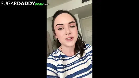 Komşu kız ekstra kıyafet parası için babasını buldu.