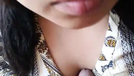 Kız arkadaş ve erkek arkadaş meme sikişinin tadını çıkarıyor