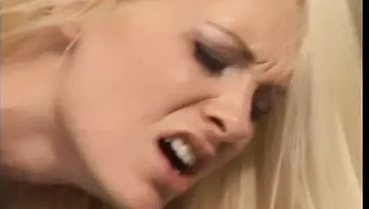 Çarpıcı uzun bacaklı sarışın beautyjessi mccarthy erkek arkadaşının büyük penisiyle sıkı götünü parlatmasına izin veriyor