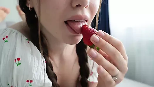 Şımarık üvey kız elbisesi altında kendine dokunuyor - solo ve sırılsıklam