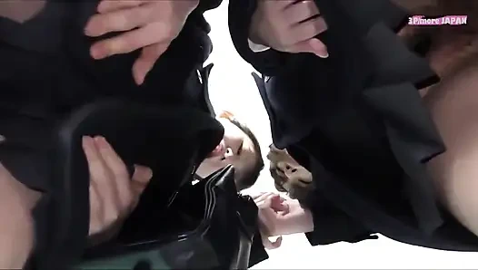 İki yakın arkadaş sıkı bir şekilde dolu bir gidiş-kapamada gergin samimi enerjiyi paylaşırken kalabalık tren anı - 1