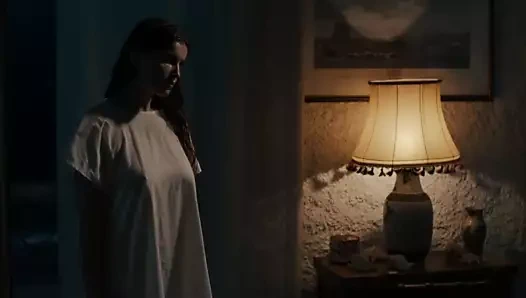 Laetitia Casta nue dans Une ile s01e01-06 (2019)