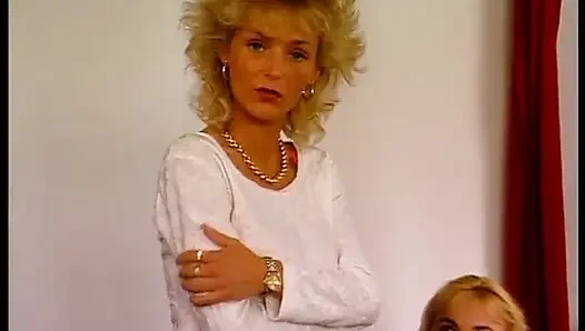 Klasik kızlar oyuncu seçmelerinde soyunuyor ve birbirlerine dokunuyor