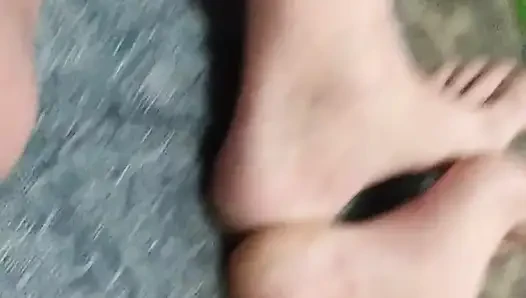 Seksi kız arkadaş aşağı atıyor!