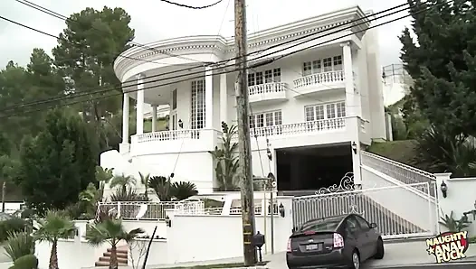 Bu sarışın tatlı amcığı sikmek iyi ama göt deliği daha iyi