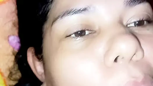 Kız arkadaşım itaatkar bir fahişe, anal seks, derin gırtlak, fışkırtma ve beyaz iç çamaşırlı yüze boşalmayı seviyor