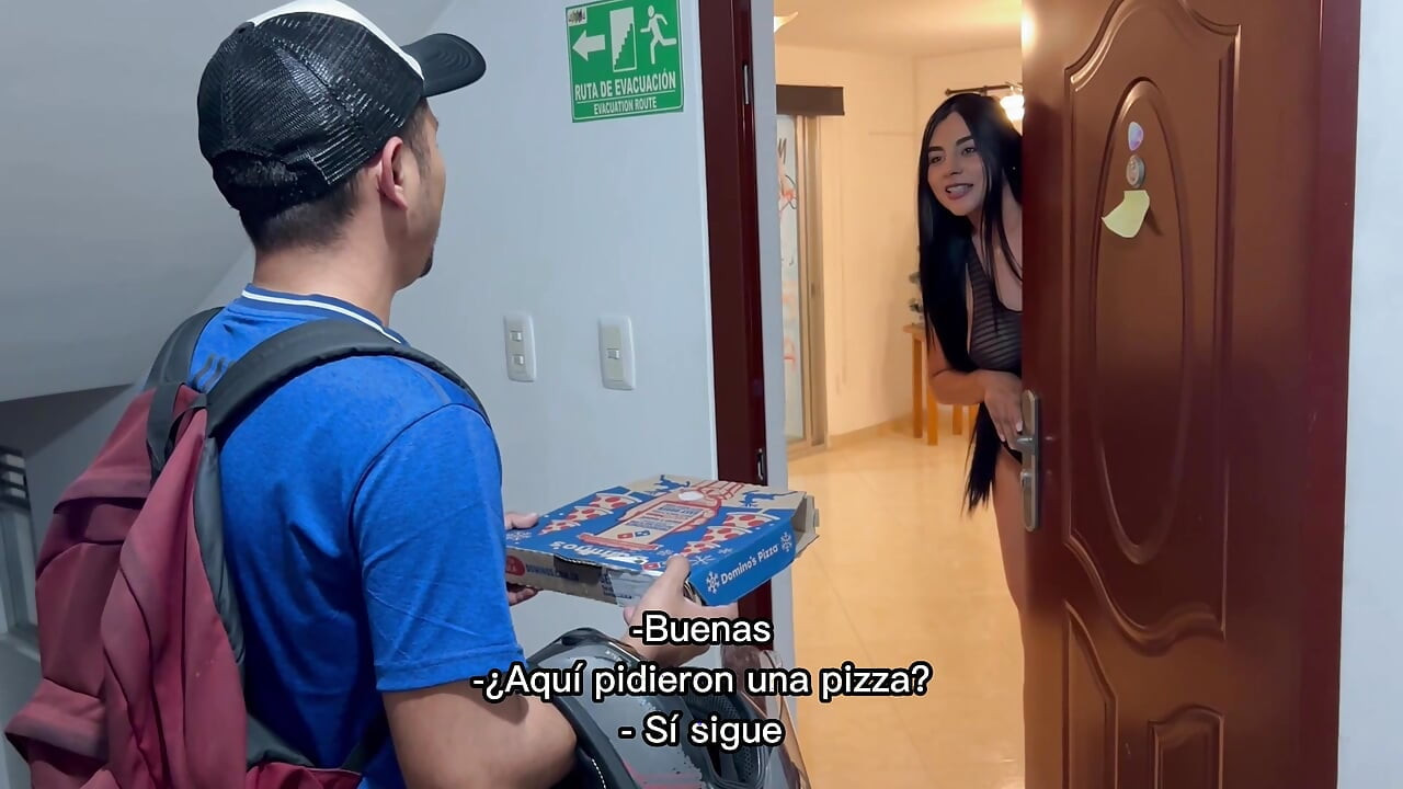Kurye bana pizzadan fazlasını getirdi
