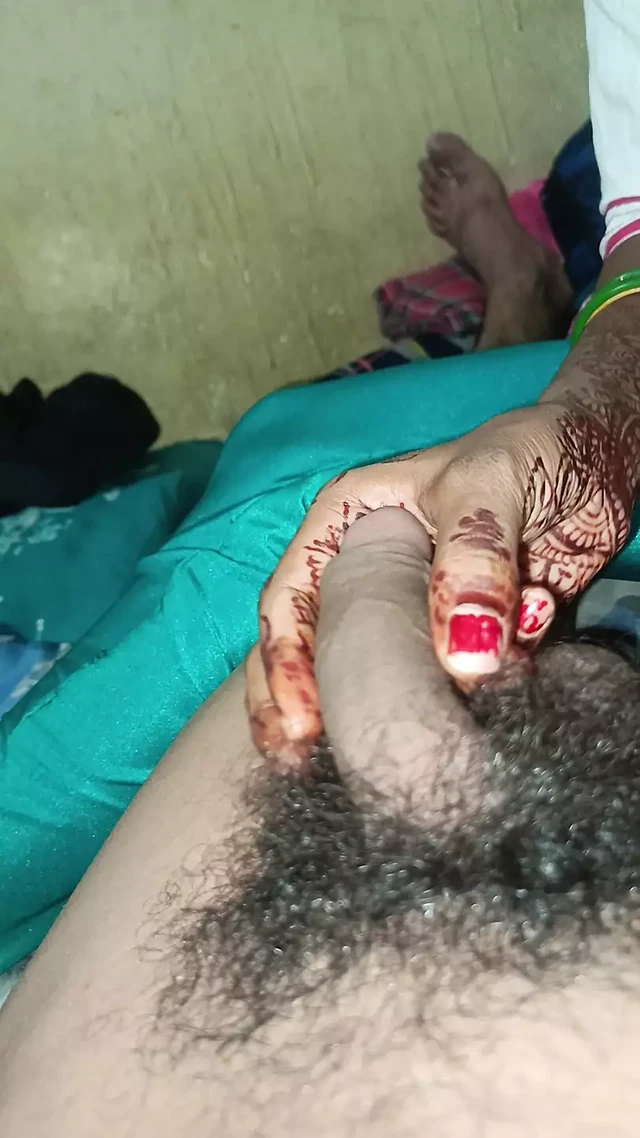 Padosan bhabhi ko mast lund chusa kar ghodi banakar gand maarte huye munh mein Pani dal Diya