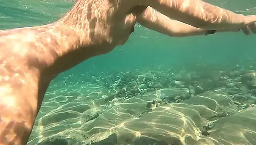 Riskli sikilen yüzme kızı su altında halka açık anal ve plajda amcık sikişi Jessijek