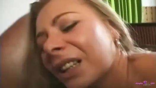 Mağaradan çıkan büyük doğal memeli kadın yüksek topuklu ayakkabılarıyla üçlü seks cennetine geliyor