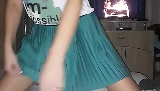 Düzgün ve temiz 18 yaşındaki gerçek bir üçüncü sınıf öğrencisinin heyecanı, açık tenli ince adam tarafından bastırılamaz.