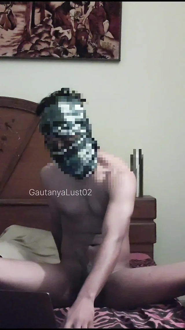 Erkekler odanın içinde mastürbasyon yapıyor.