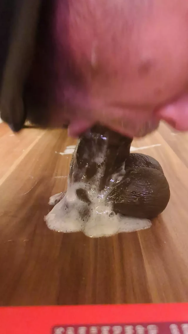 Kirli ıslak dildo gırtlağına kadar alıyor 6