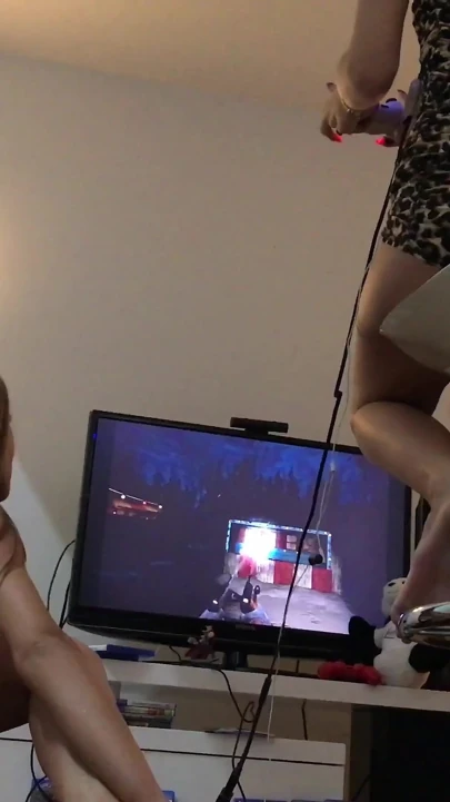 Cadılar bayramı için: çekici, kesin cadılar bayramı ikramları, Sarah ve Denisa Playstation VR ile korku oyunu oynuyor