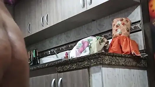 Mutfak ateşli zaman seksi kız salatalık deliklerine kadar sikiyor ve çok ıslak fışkırtıyor beackfast Daddylove
