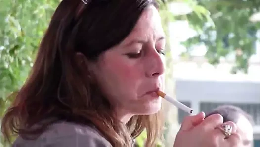 Seksi esmer milf sigara içme
