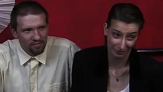 Olgun esmer vahşi üçlü sikiş için genç çifte katılıyor